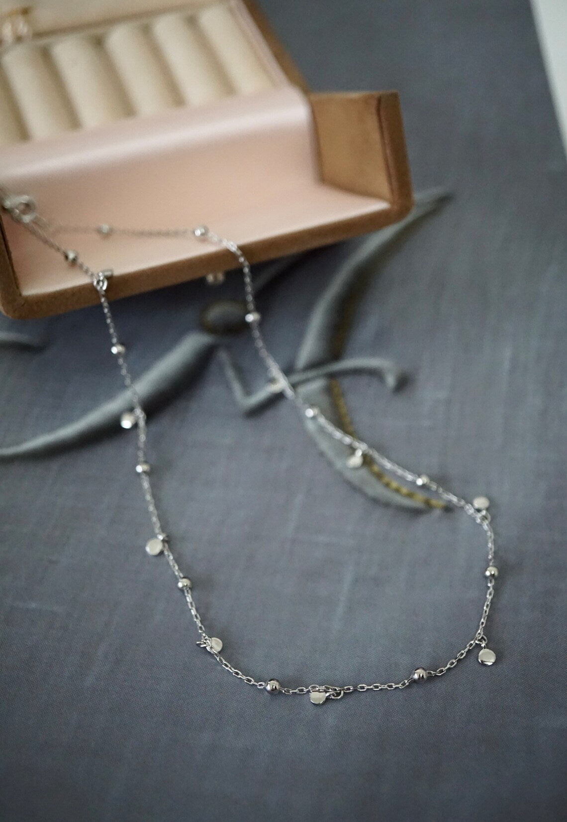 Fijne Dames Choker Ketting met Druppelaccenten voor Elegante Gelegenheden – LILA GLOW