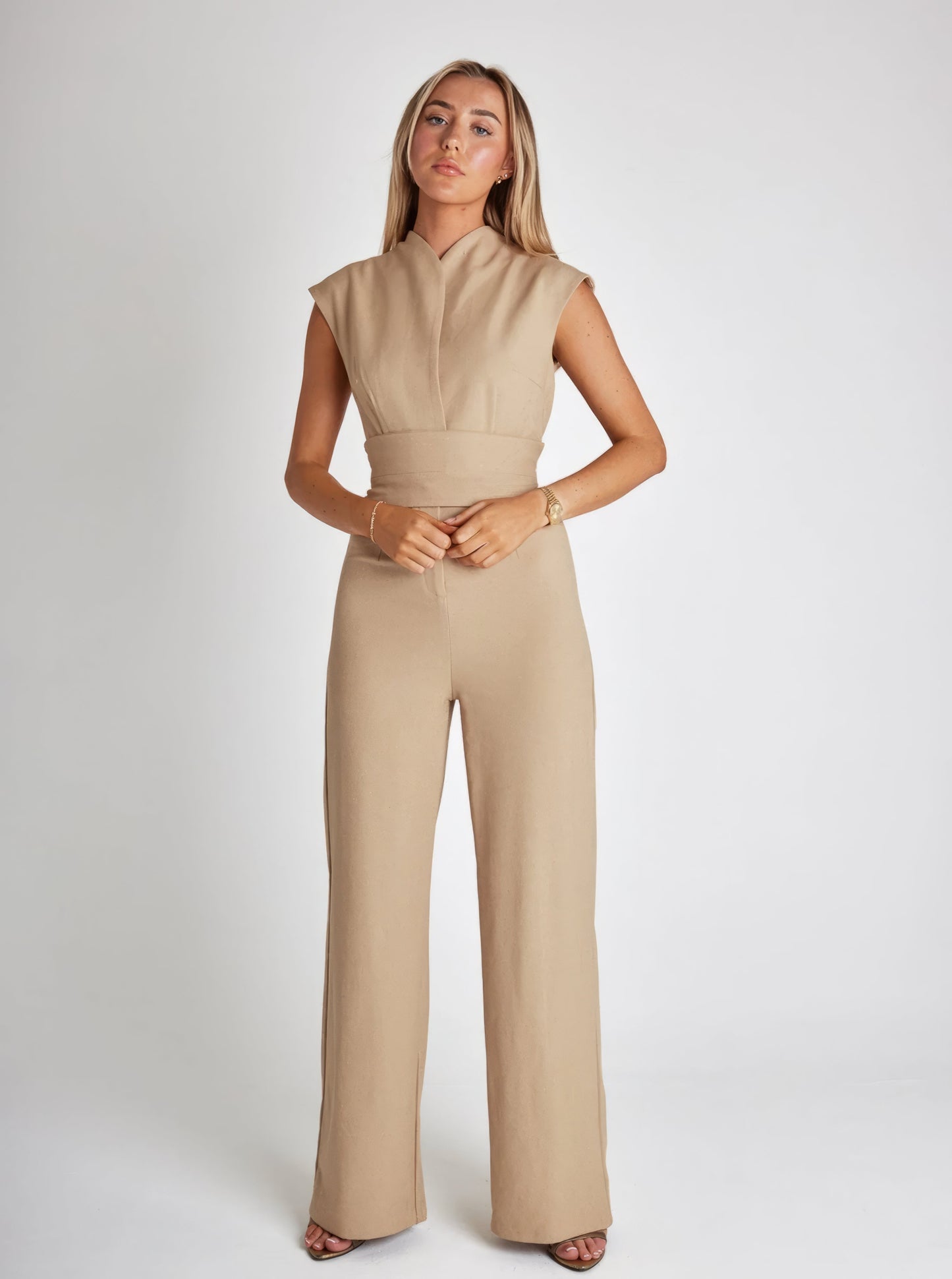 Elegante damesjumpsuit met flatterend ontwerp en chique details – AVENA CLASSIQUE