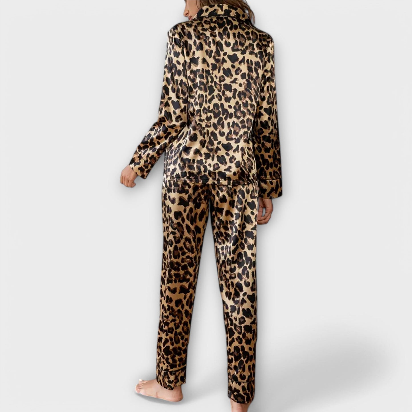 Satijnen dames pyjamaset met panterprint – LEONA WILDGLOW