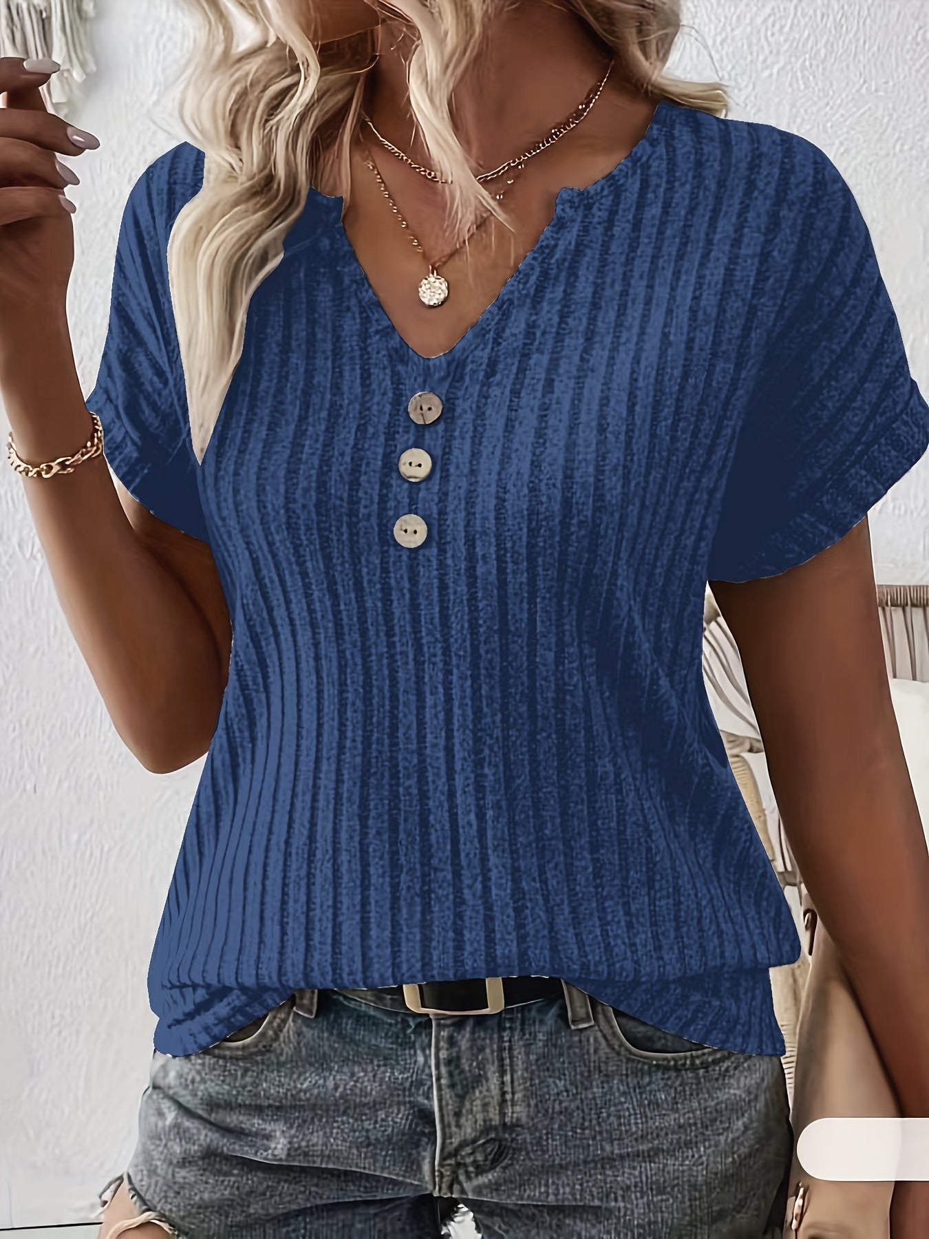 Dames - T-shirt met V-hals en Knoopdetails - Gestreept Patroon - Stijlvolle Casual Look - Anoukis Fashion