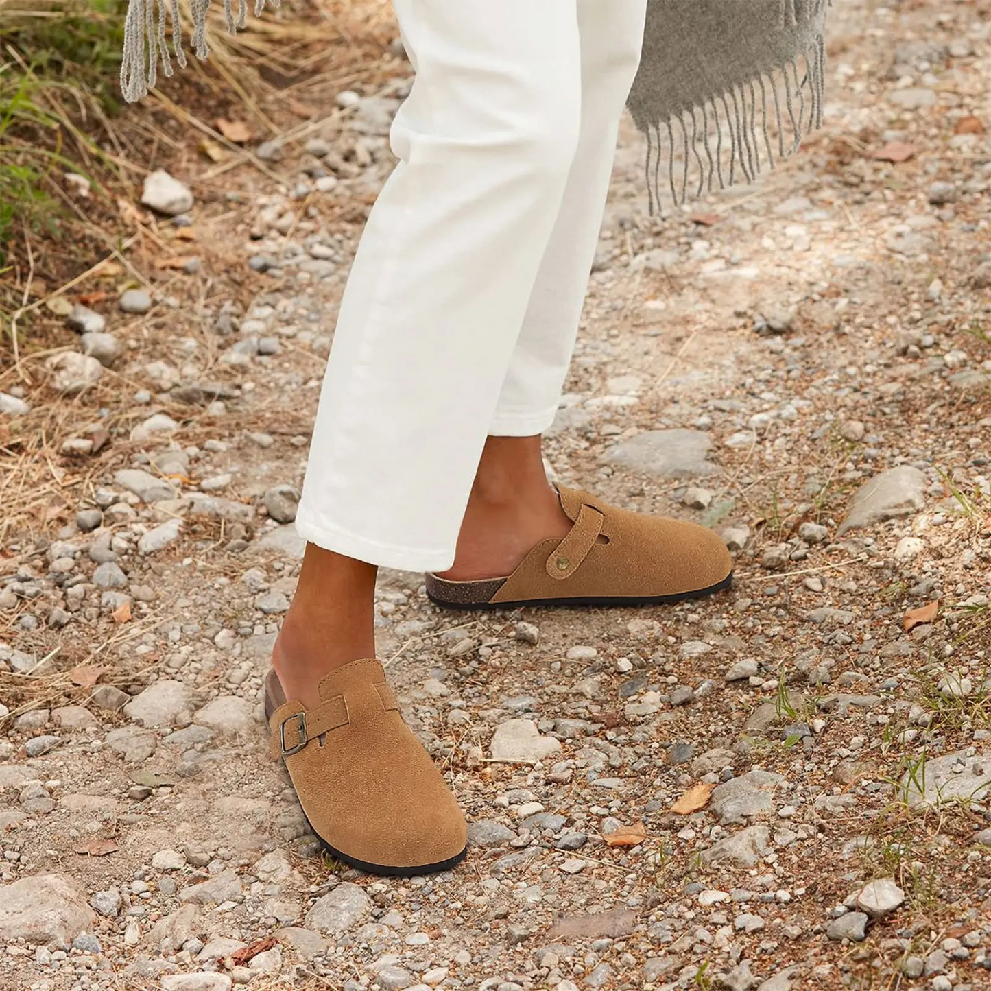 Trendy suède klompstijl sandalen met hak en comfortabel voetbed – VELVIA CLOGS