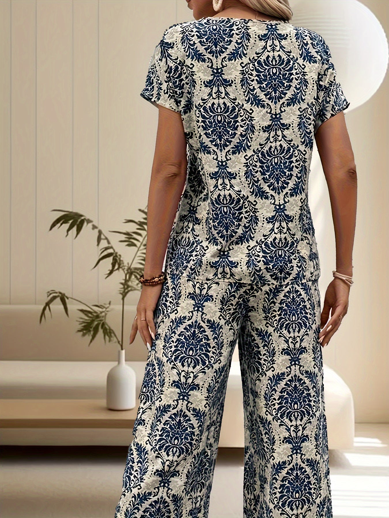 Dames - Retro Print V-Hals T-Shirt en Wijde Pijpen Broek Set - Casual Comfort - Modieuze Outfit