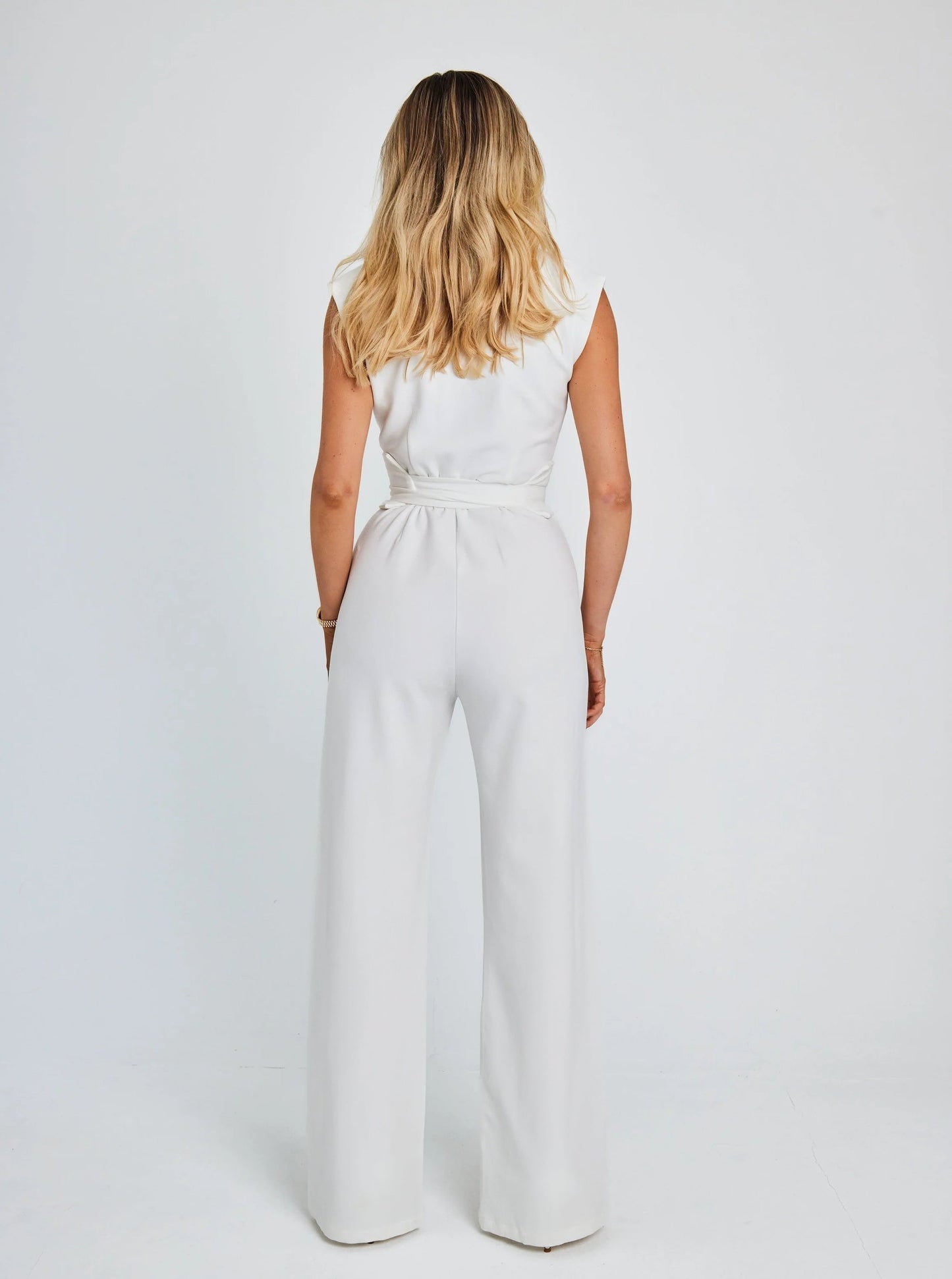 Elegante damesjumpsuit met flatterend ontwerp en chique details – AVENA CLASSIQUE