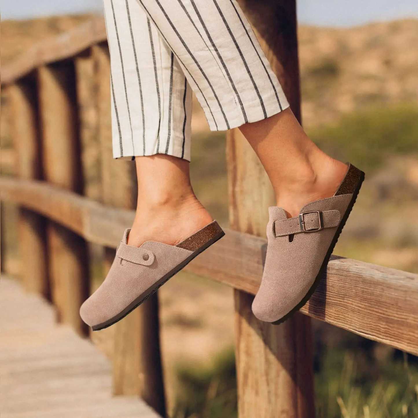 Trendy suède klompstijl sandalen met hak en comfortabel voetbed – VELVIA CLOGS