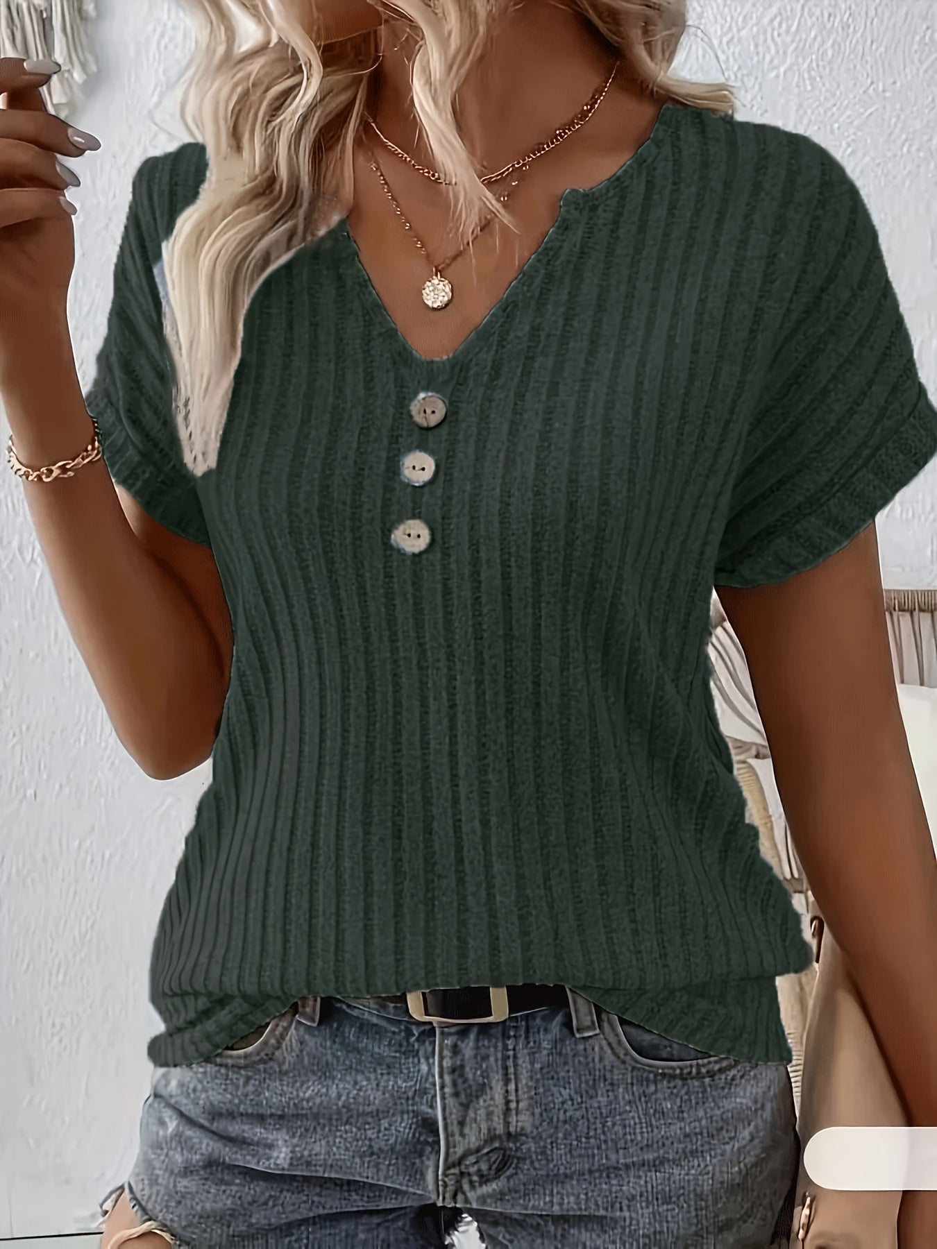 Dames - T-shirt met V-hals en Knoopdetails - Gestreept Patroon - Stijlvolle Casual Look - Anoukis Fashion