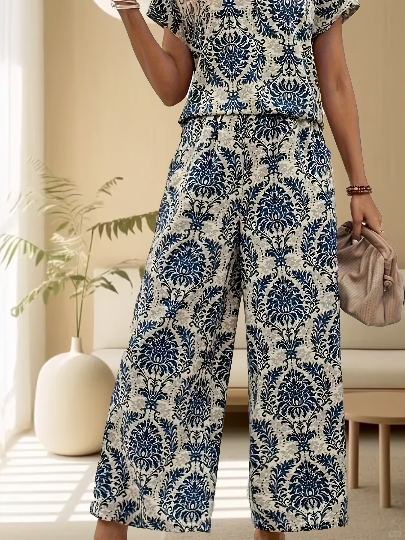 Dames - Retro Print V-Hals T-Shirt en Wijde Pijpen Broek Set - Casual Comfort - Modieuze Outfit