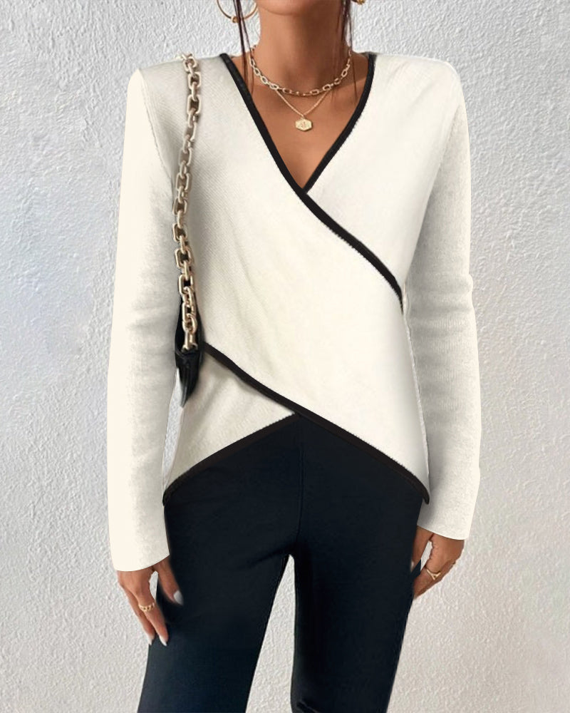 MAELYN – Elegante trui met wikkelstijl en contrastdetails