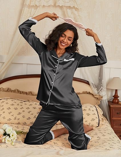 Satijnen dames pyjamaset met knoopsluiting en kanten details – ÉLOÏSE NOIR