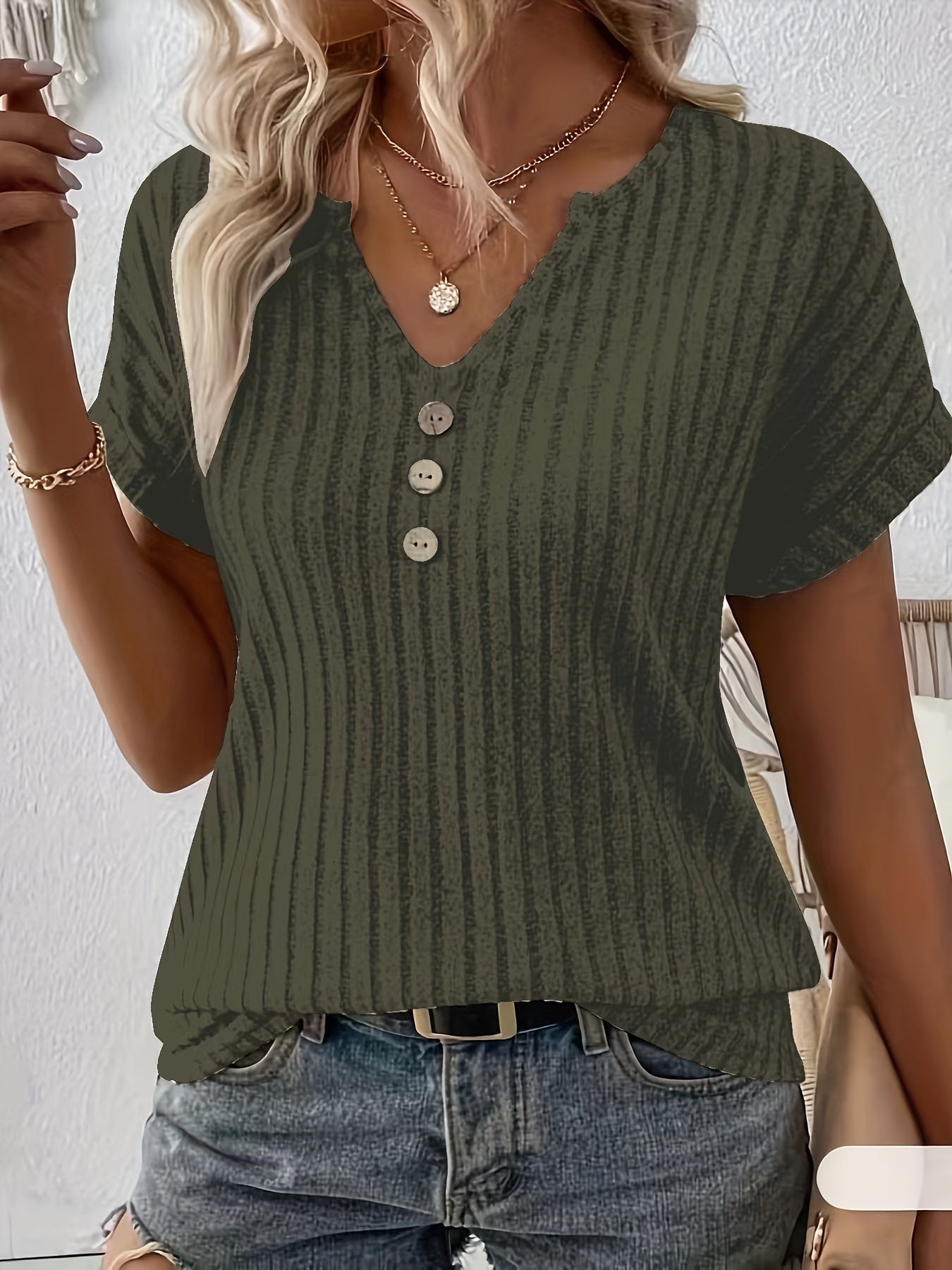 Dames - T-shirt met V-hals en Knoopdetails - Gestreept Patroon - Stijlvolle Casual Look - Anoukis Fashion