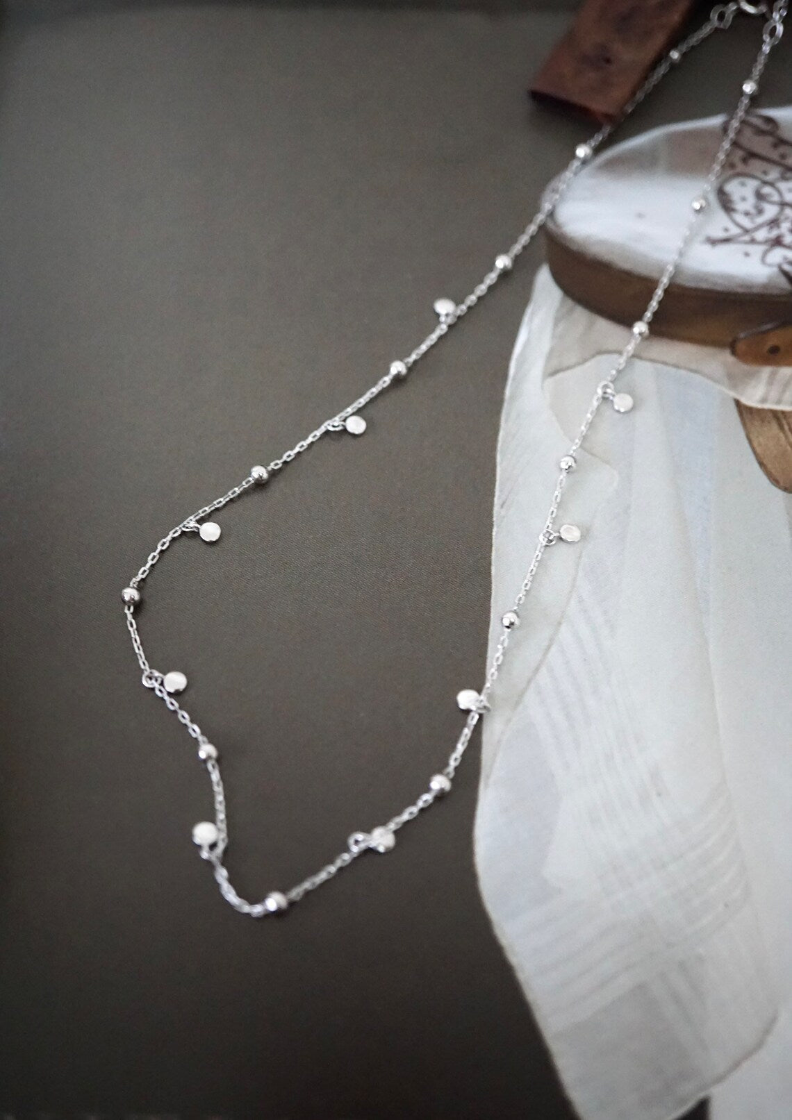 Fijne Dames Choker Ketting met Druppelaccenten voor Elegante Gelegenheden – LILA GLOW