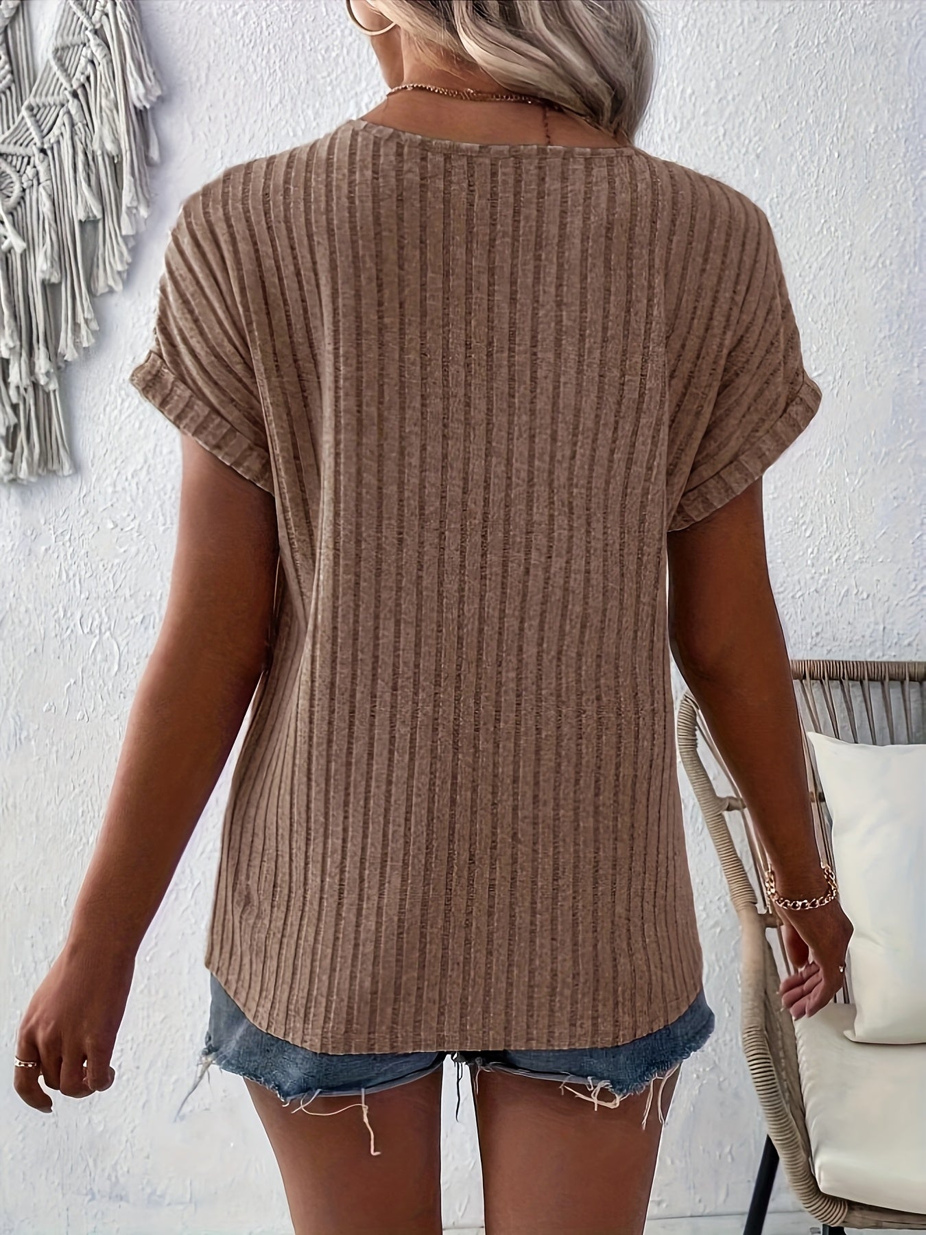 Dames - T-shirt met V-hals en Knoopdetails - Gestreept Patroon - Stijlvolle Casual Look - Anoukis Fashion