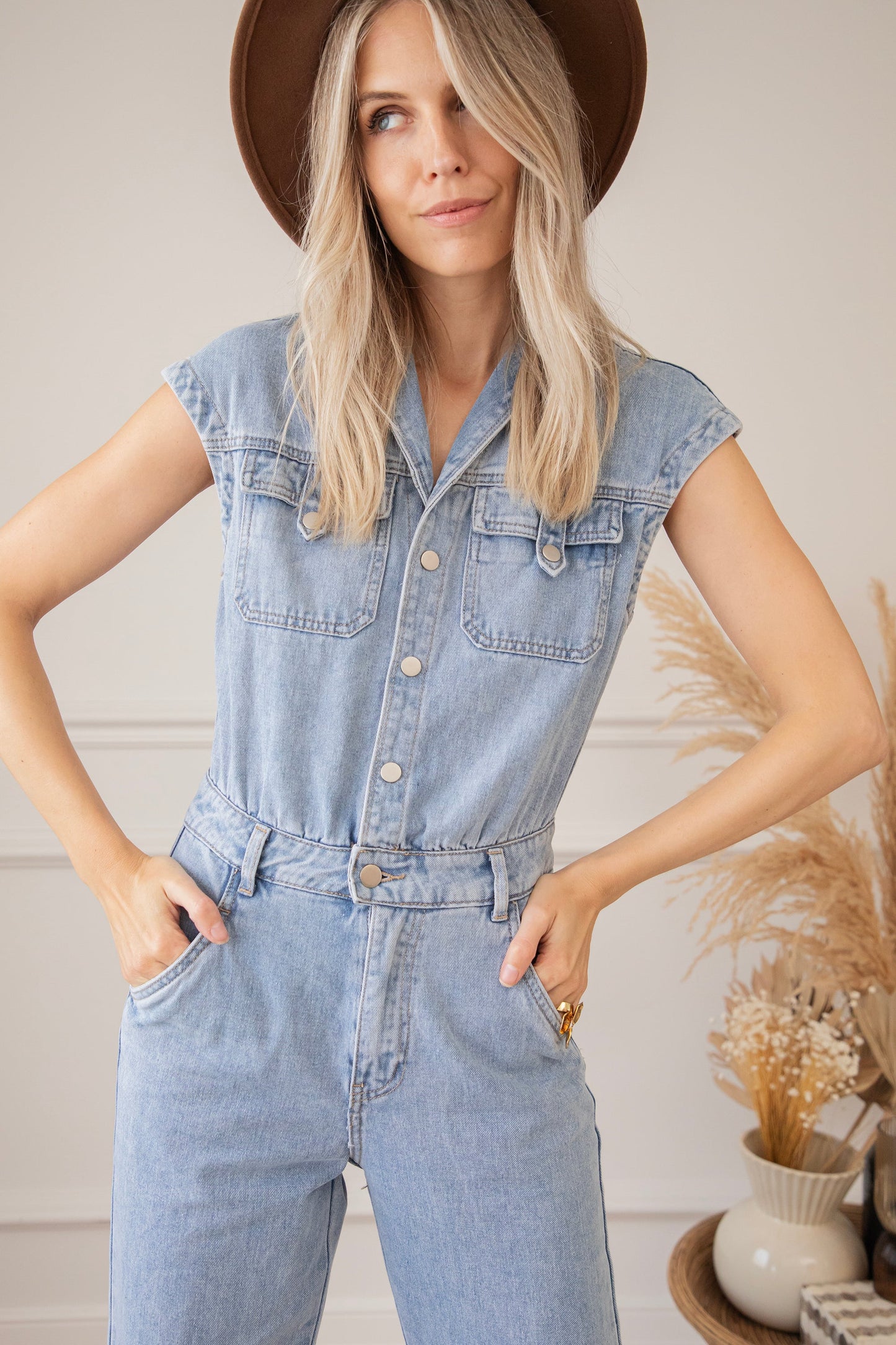 Trendy denim dames jumpsuit met tailleceintuur en knoopsluiting – RAVIA DENIMFIT