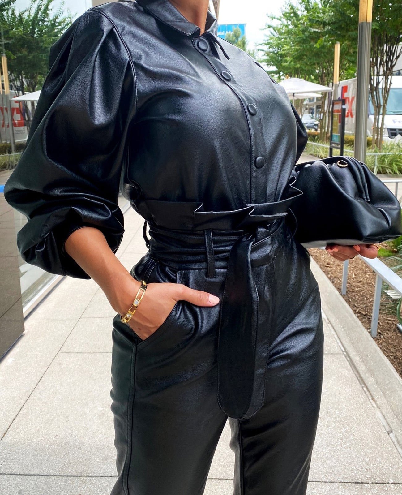 Stijlvolle PU jumpsuit met bindceintuur voor een trendy look – LumeaLicht