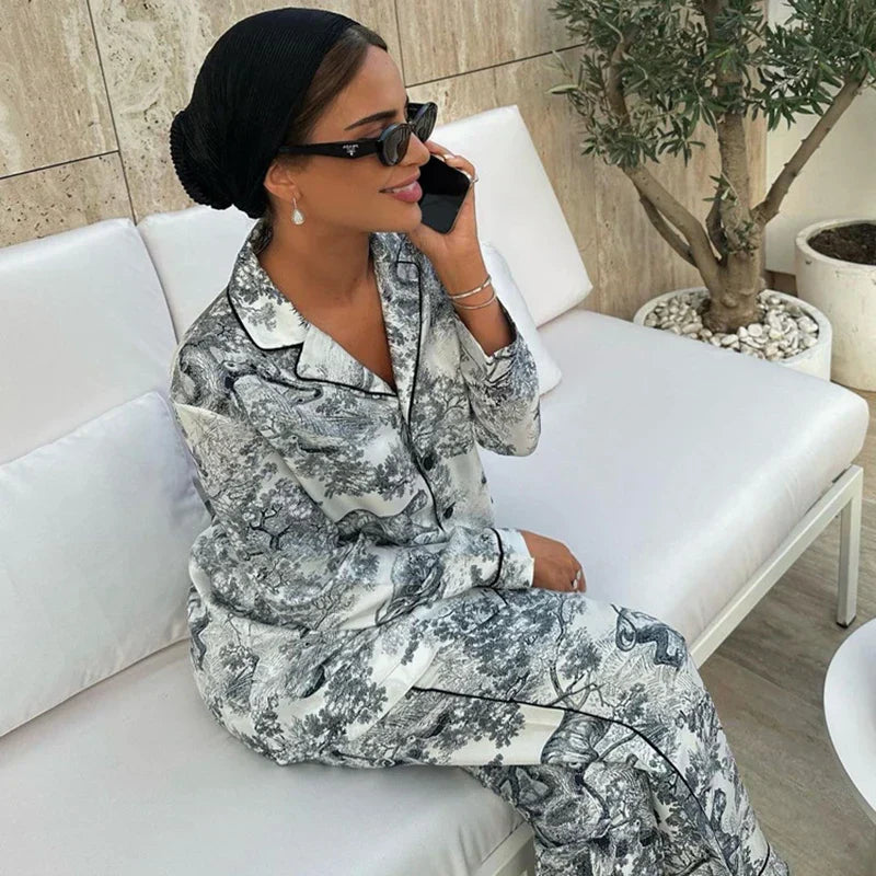 Luxe satijnen dames pyjamaset met print en zachte glans – LUMARA SILK SET