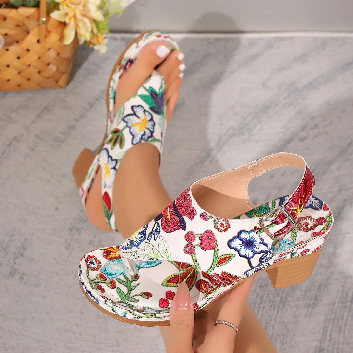 Dames - Bloemige Sandalen - Comfortabele Mid-Hak - Stijlvol Schoeisel - ELEGANTE BLOEM