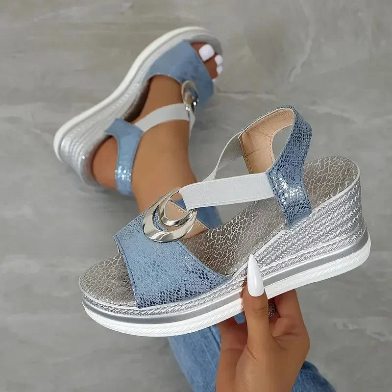 Vrouwen - Sandalen met Metalen Accenten - Ergonomische Sleehak - Comfortabele Zomerschoenen - TREDIA
