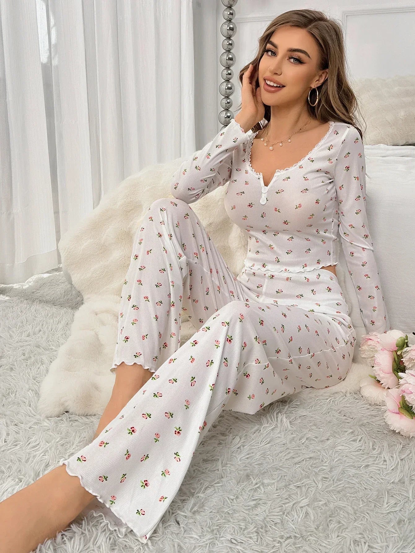 Satijnen dames pyjamaset met bloemenprint en elegante snit – FLEURÉLLE BLOOM