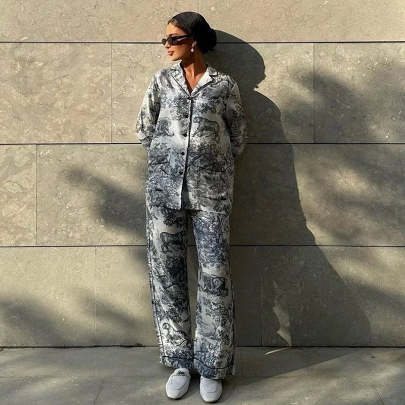 Luxe satijnen dames pyjamaset met print en zachte glans – LUMARA SILK SET
