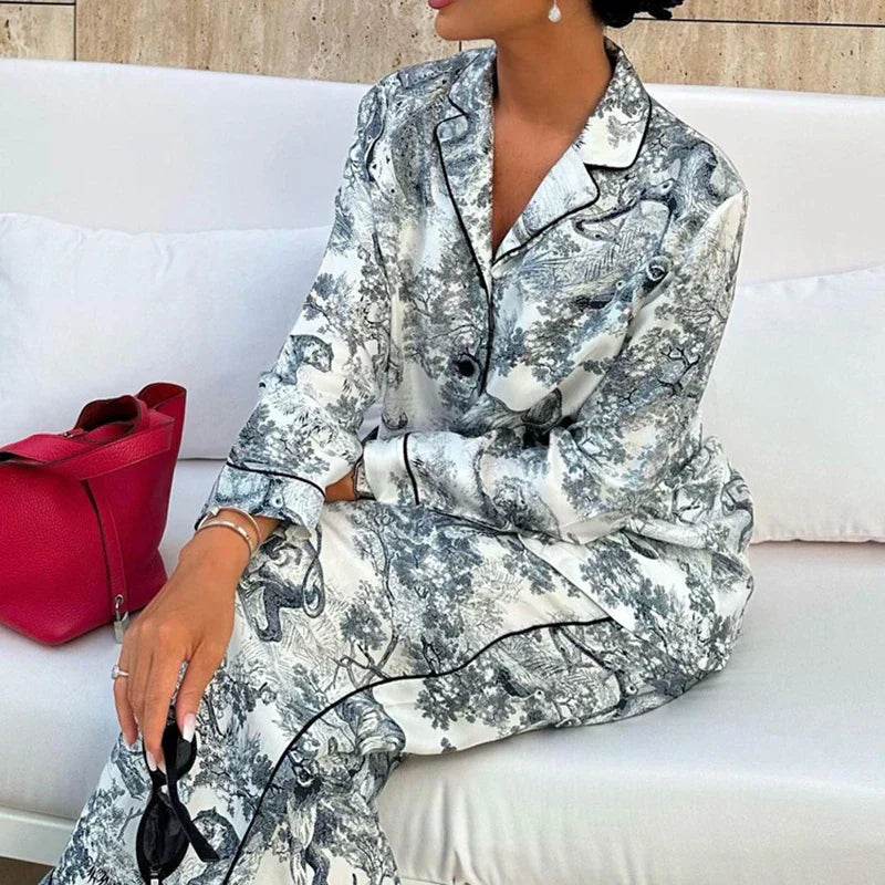 Luxe satijnen dames pyjamaset met print en zachte glans – LUMARA SILK SET