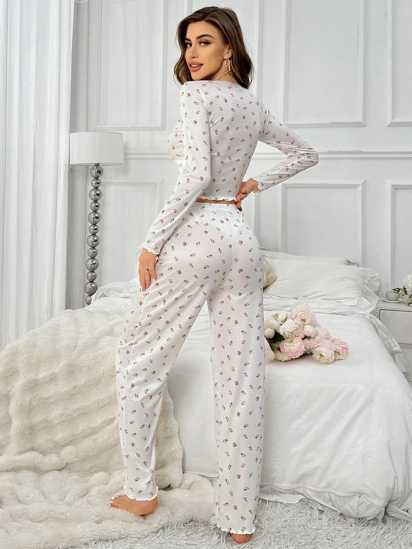 Satijnen dames pyjamaset met bloemenprint en elegante snit – FLEURÉLLE BLOOM