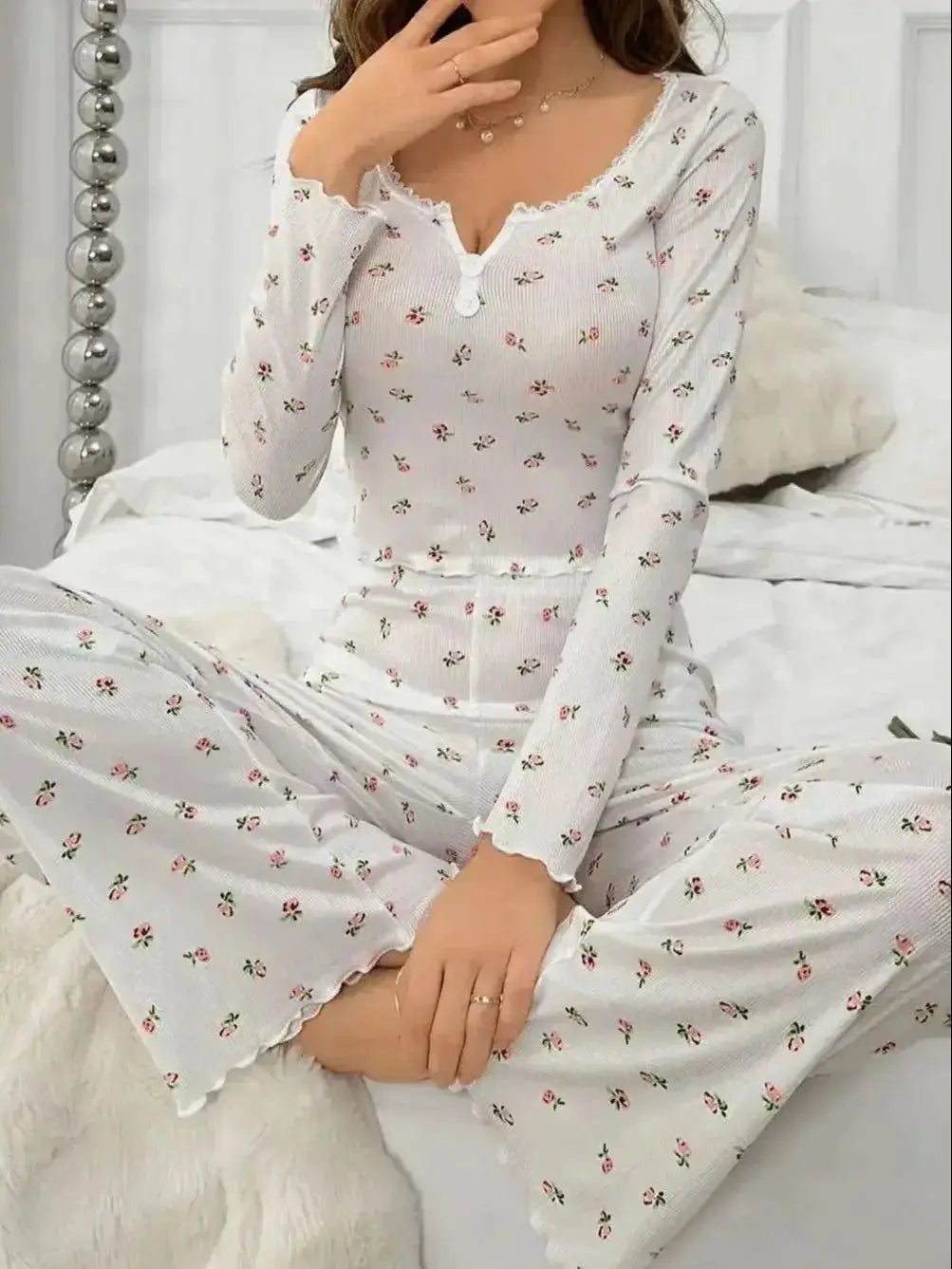 Satijnen dames pyjamaset met bloemenprint en elegante snit – FLEURÉLLE BLOOM