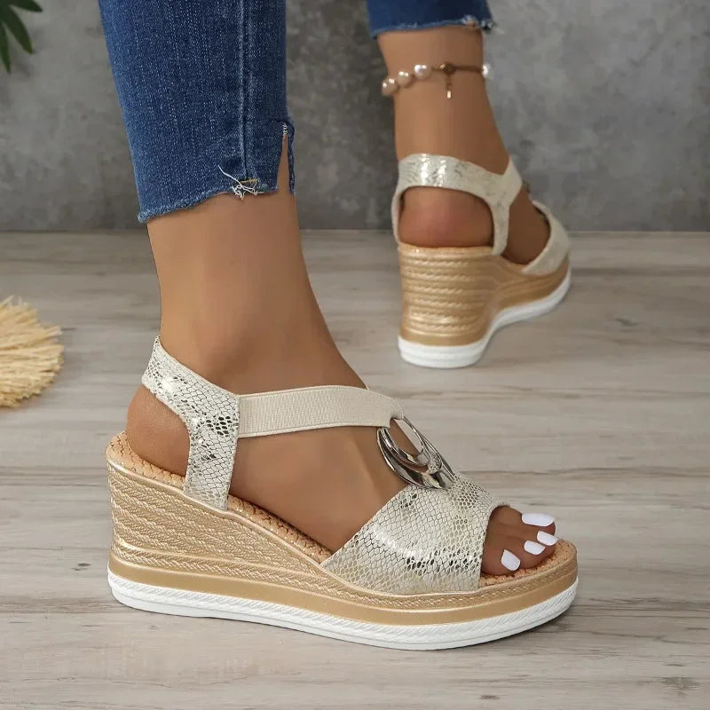 Vrouwen - Sandalen met Metalen Accenten - Ergonomische Sleehak - Comfortabele Zomerschoenen - TREDIA