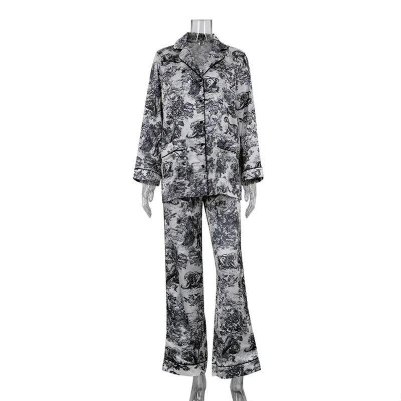 Luxe satijnen dames pyjamaset met print en zachte glans – LUMARA SILK SET