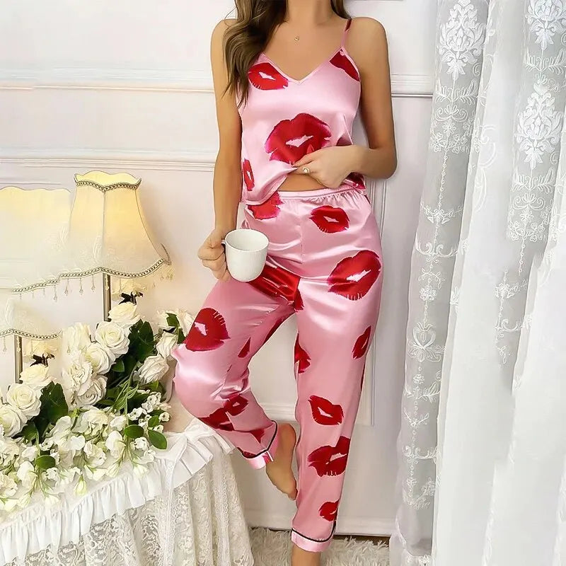 Satijnen dames pyjamaset met lippenprint en glamoureuze flair – KISSIA SATINFLIRT