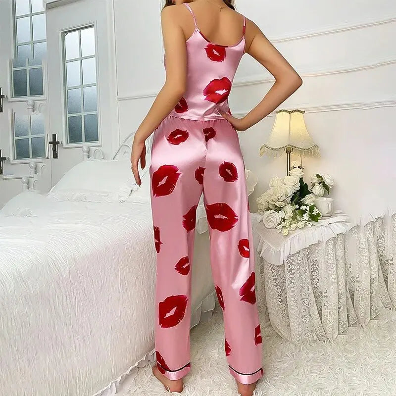 Satijnen dames pyjamaset met lippenprint en glamoureuze flair – KISSIA SATINFLIRT
