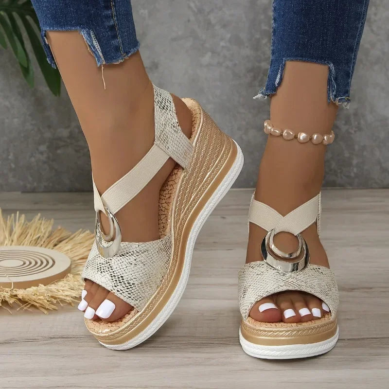 Vrouwen - Sandalen met Metalen Accenten - Ergonomische Sleehak - Comfortabele Zomerschoenen - TREDIA