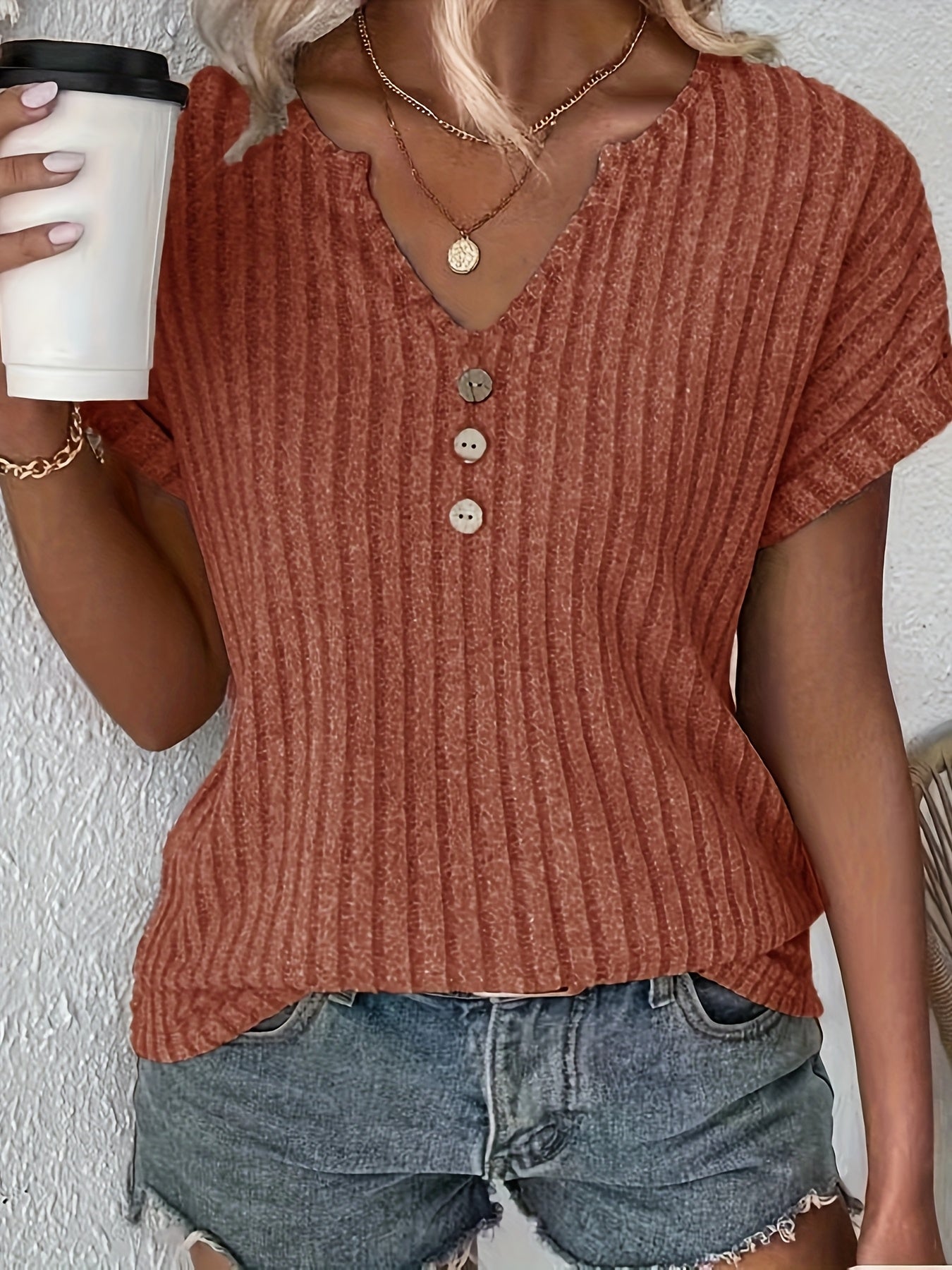 Dames - T-shirt met V-hals en Knoopdetails - Gestreept Patroon - Stijlvolle Casual Look - Anoukis Fashion