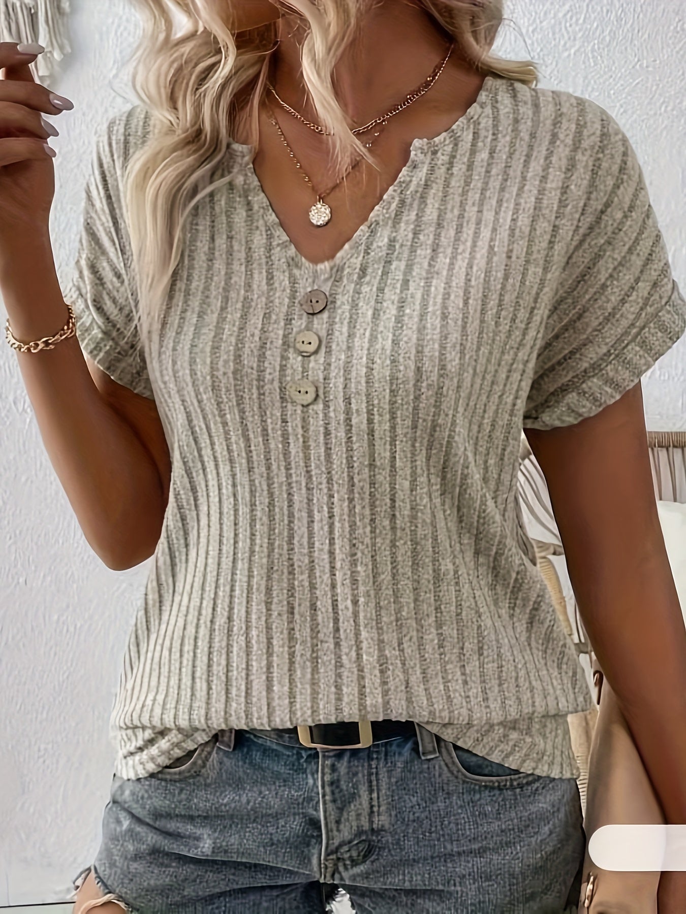 Dames - T-shirt met V-hals en Knoopdetails - Gestreept Patroon - Stijlvolle Casual Look - Anoukis Fashion