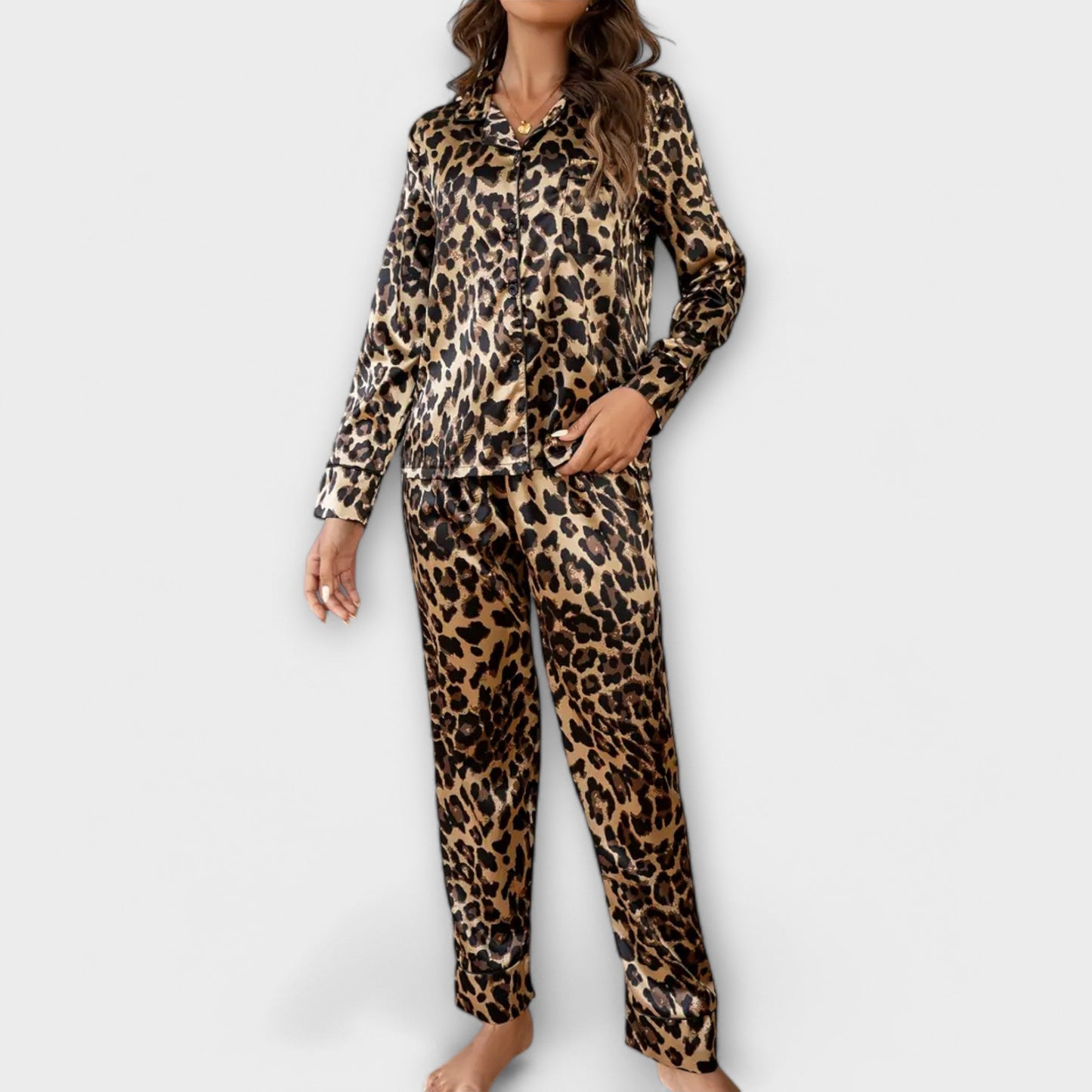 Satijnen dames pyjamaset met panterprint – LEONA WILDGLOW