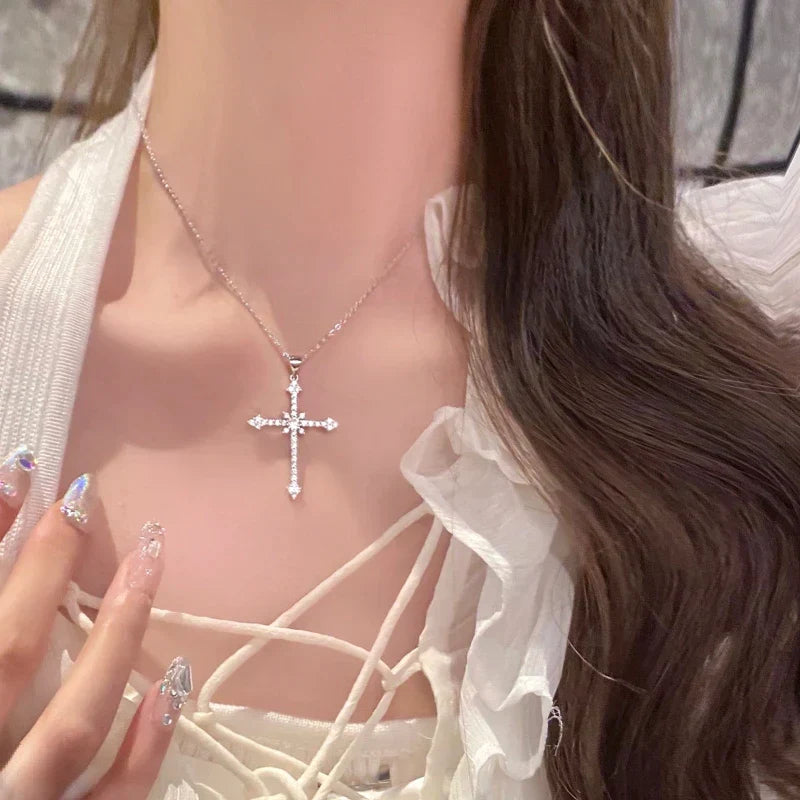 Elegante Halsketting Met Kruisvormige Hanger En Kristalaccenten Voor Dames – GLIMMER CROSS