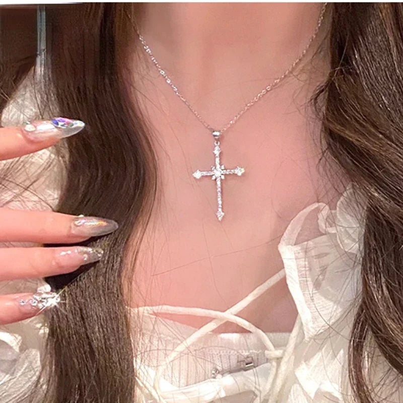 Elegante Halsketting Met Kruisvormige Hanger En Kristalaccenten Voor Dames – GLIMMER CROSS