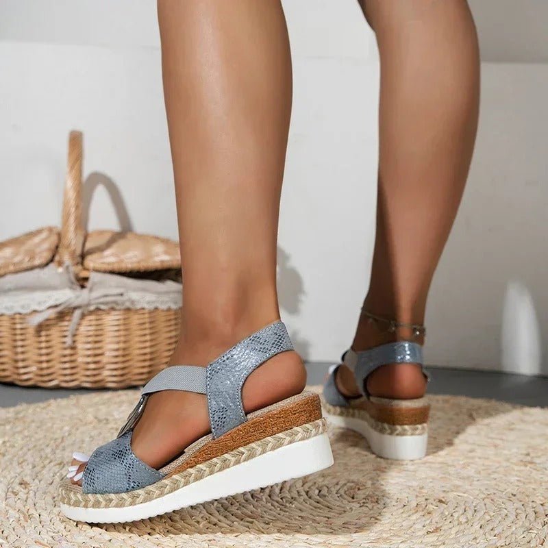 Sleehak sandalen met slangenprint en verstelbaar enkelbandje – SERPENTA WEDGE