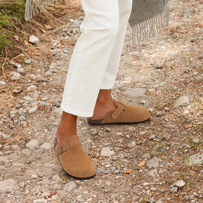 Trendy suède klompstijl sandalen met hak en comfortabel voetbed – VELVIA CLOGS