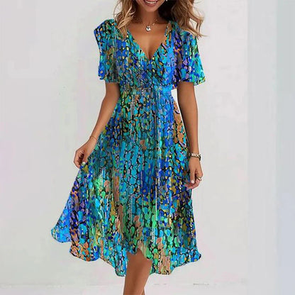 Zomerse overslagjurk met speelse print en elegante pasvorm – Marevia Flow