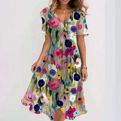 Zomerse overslagjurk met speelse print en elegante pasvorm – Marevia Flow
