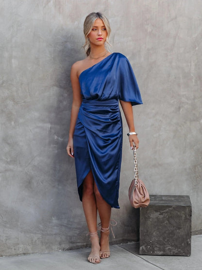 Satijnen one-shoulder jurk met elegante glans – SerenyaSilk OneGlow