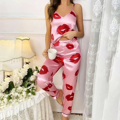 Satijnen dames pyjamaset met lippenprint en glamoureuze flair – KISSIA SATINFLIRT