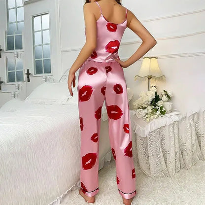 Satijnen dames pyjamaset met lippenprint en glamoureuze flair – KISSIA SATINFLIRT