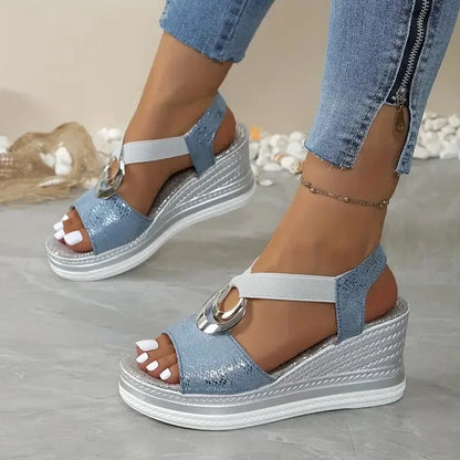 Vrouwen - Sandalen met Metalen Accenten - Ergonomische Sleehak - Comfortabele Zomerschoenen - TREDIA