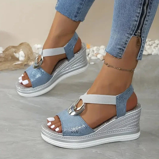 Vrouwen - Sandalen met Metalen Accenten - Ergonomische Sleehak - Comfortabele Zomerschoenen - TREDIA