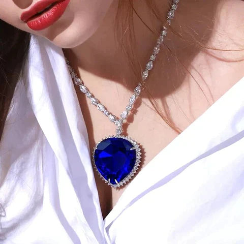 Halsketting met Hartvormige Hanger en Glinsterende Kristalaccenten voor Elke Gelegenheid – LIEFDE KETTING