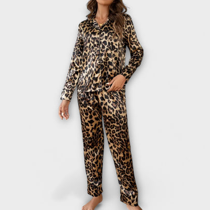 Satijnen dames pyjamaset met panterprint – LEONA WILDGLOW