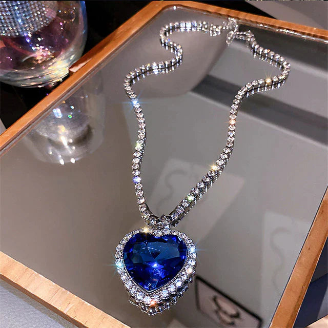 Halsketting met Hartvormige Hanger en Glinsterende Kristalaccenten voor Elke Gelegenheid – LIEFDE KETTING