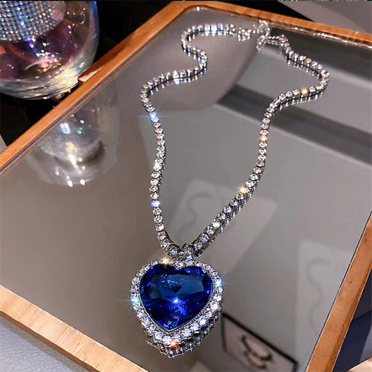 Halsketting met Hartvormige Hanger en Glinsterende Kristalaccenten voor Elke Gelegenheid – LIEFDE KETTING