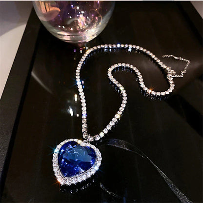 Halsketting met Hartvormige Hanger en Glinsterende Kristalaccenten voor Elke Gelegenheid – LIEFDE KETTING