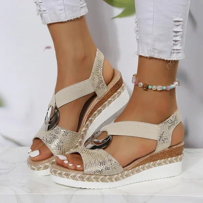 Sleehak sandalen met slangenprint en verstelbaar enkelbandje – SERPENTA WEDGE